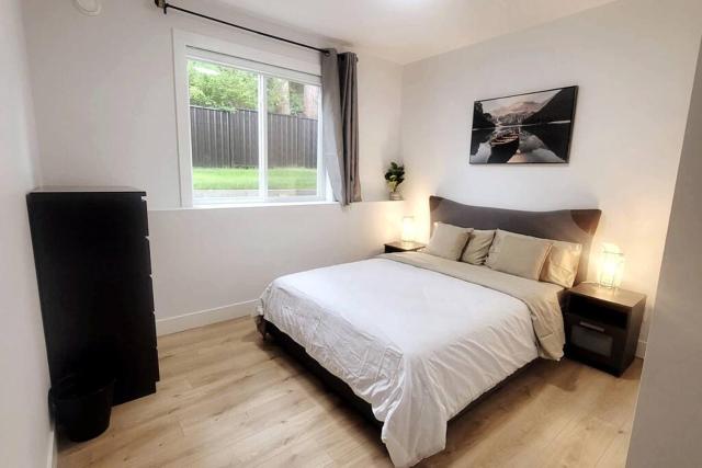 Gorgeous 2 Bedrooms Suite Private entrance with patio-Free Parking