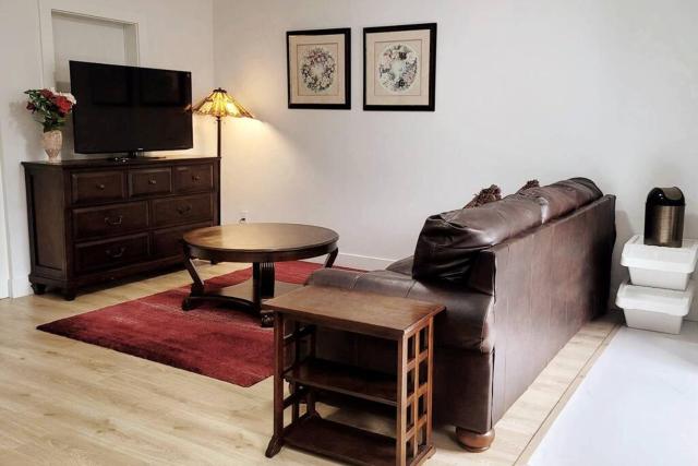 Gorgeous 2 Bedrooms Suite Private entrance with patio-Free Parking