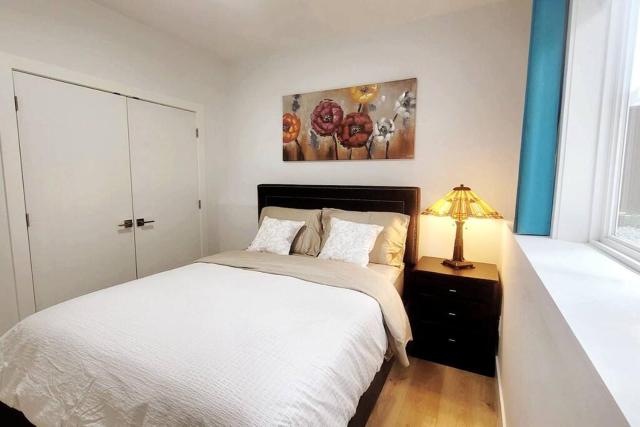 Gorgeous 2 Bedrooms Suite Private entrance with patio-Free Parking