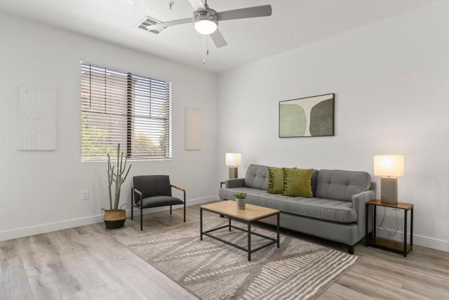 CozySuites Glendale by the stadium with pool 14