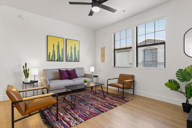CozySuites Glendale by the stadium with pool 15