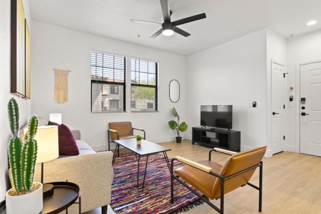 CozySuites Glendale by the stadium with pool 15