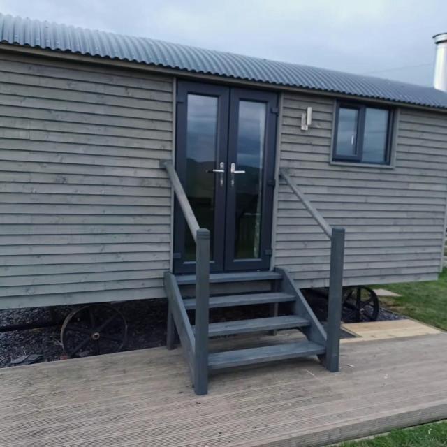 Cwtch Winnie Shepherd's Hut- Pen Cefn Farm Holiday