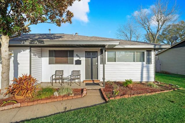 Entire 3 bedroom 1 and half bath home in Deer Park high speed wifi