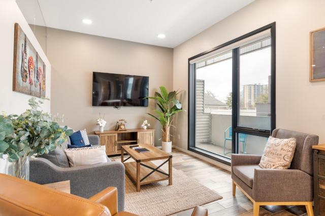 Modern, Music Row, Central, Pool, Gym