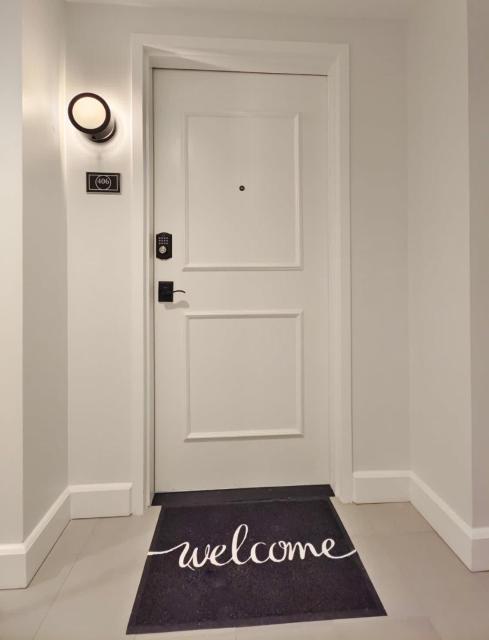 Fun Cozy Apts - 1 25 Mile Walk to TIAA Bnk Fld