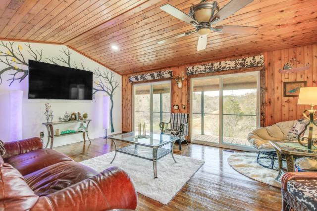 Waterfront Dandridge Cabin, 24 Mi to Pigeon Forge!