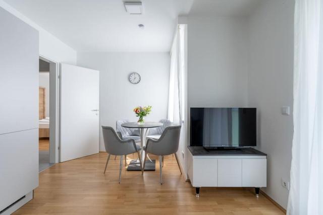1BR with Balcony, Urban Style by HM