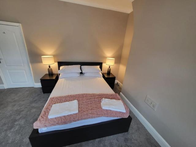 4 Bedroom house, 8 min to city!