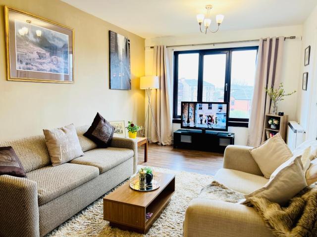Beautiful & Spacious 2-Bed Flat in City Centre with Free Parking