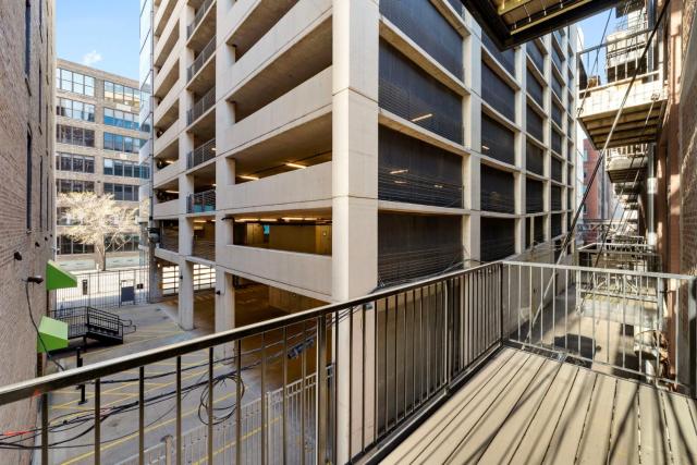 River North Central Home With Balcony