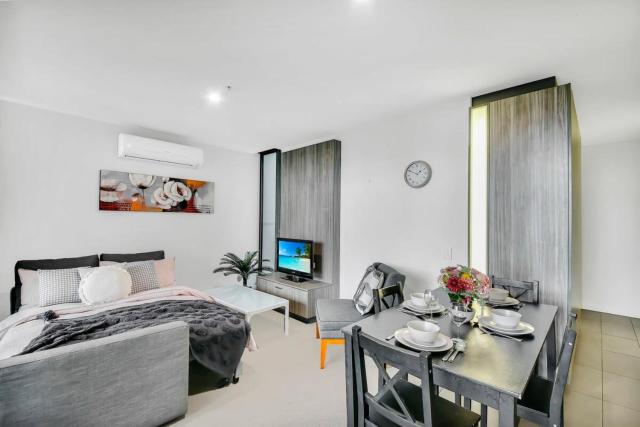 Comfy 2BR Apt Near Southern Cross with City Views
