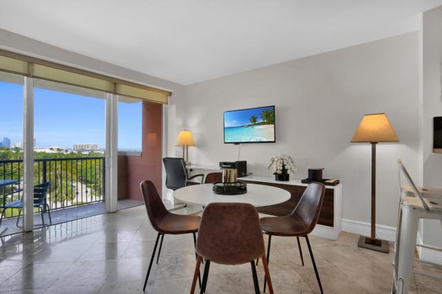 Modern Bay View Balcony In The Grove Free Parking