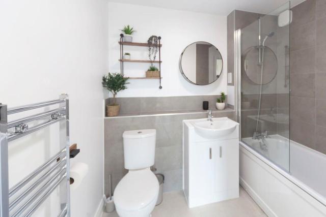 Contemporary 1 Bedroom Apartment in Ashford