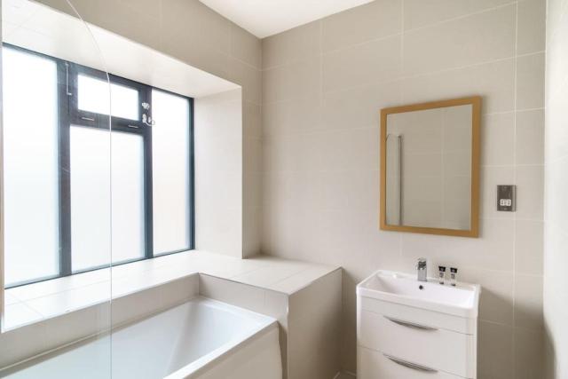 Bright 2 Bedroom Apartment in Central Manchester