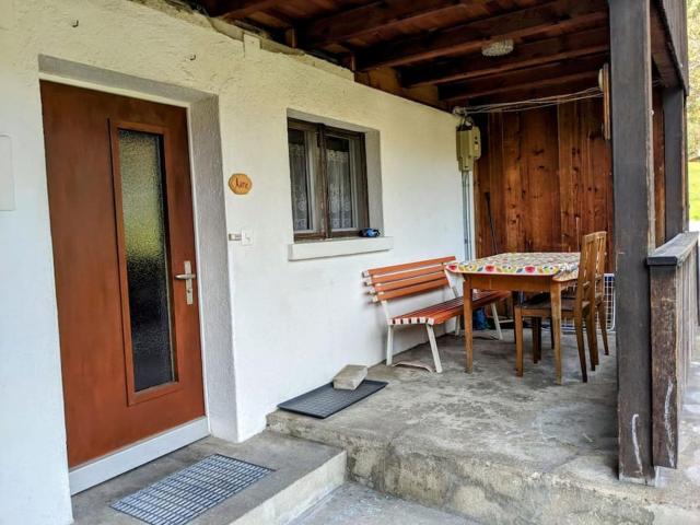 Alpine chalet apt w/parking and porch