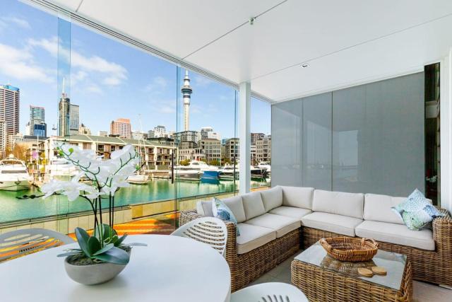 Beautiful harbour view apartment by Zodiak Stays