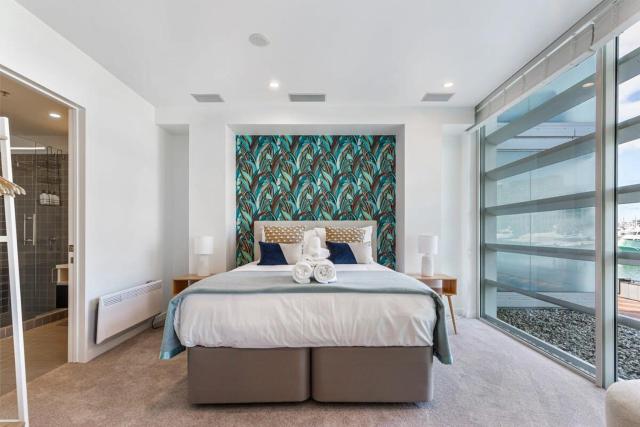 Beautiful harbour view apartment by Zodiak Stays