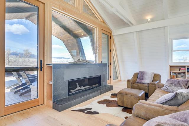 Riverfront Montana Retreat - Deck, Fire Pit & Pond