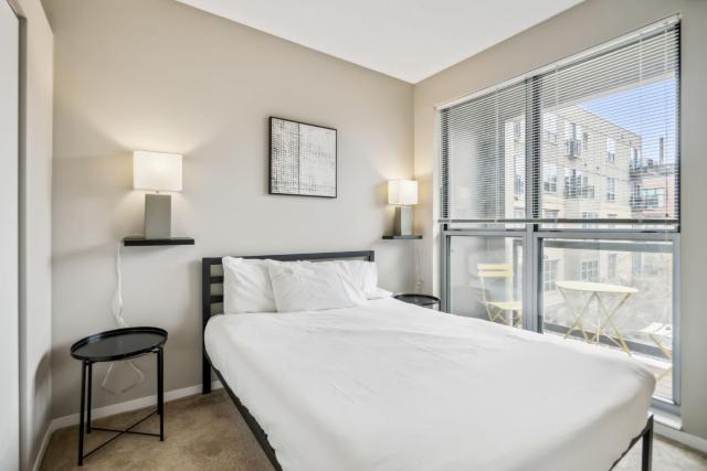 CozySuites Mill District with pool, gym #06