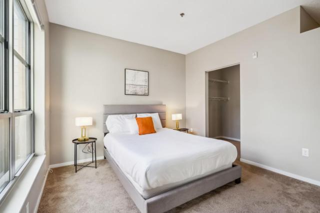 CozySuites Mill District with pool, gym #08