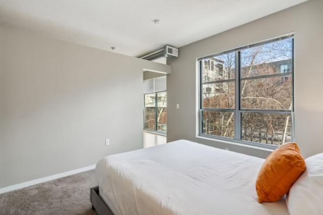 CozySuites Mill District with pool, gym #08