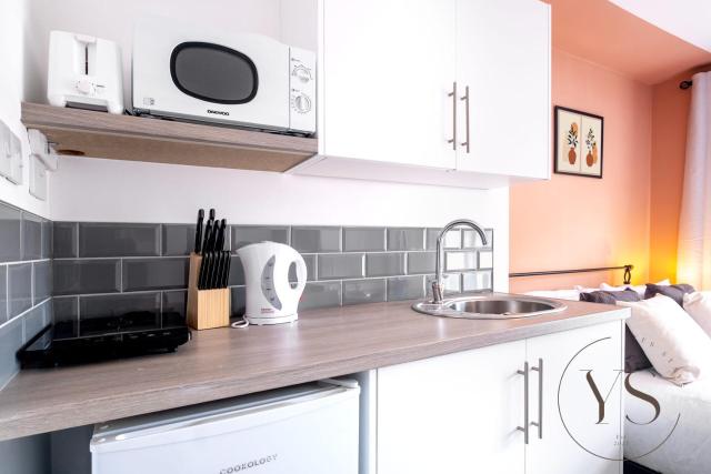 Modern Longton Suite C Near Alton Towers with Netflix & Free Wi-Fi
