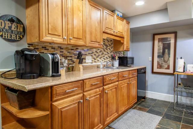 Delightful 1-BR Accommodations Nearby METRO