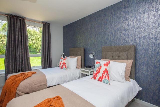 Beautiful West End Flat with Private Parking