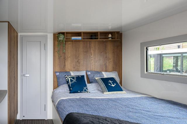 Tiny Olav houseboat close to the beach and restaurants by Weltevreden Experience
