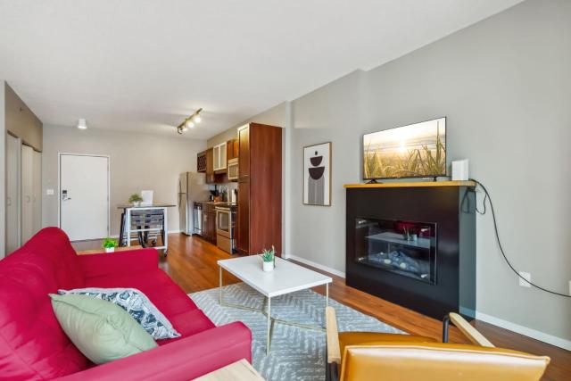 CozySuites Mill District with pool, gym # 10