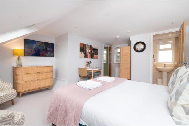 Cosy Loft Retreat, King Bed, En-suite, Kitchenette, Homestay