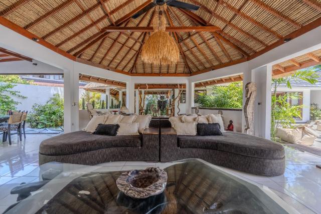 Villa Arev, 4BR Family-Friendly Villa in Umalas, Garden & Pool