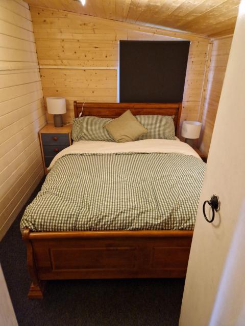 The Cabin - basic quirky hope you like dogs