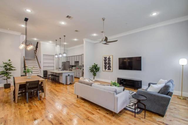 High End In The Center - Mins to Downtown w Pool