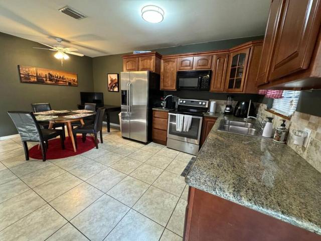 2 Bedroom Boutique Gem 10 min to the beach Washer Dryer Gated Parking Bliss 2