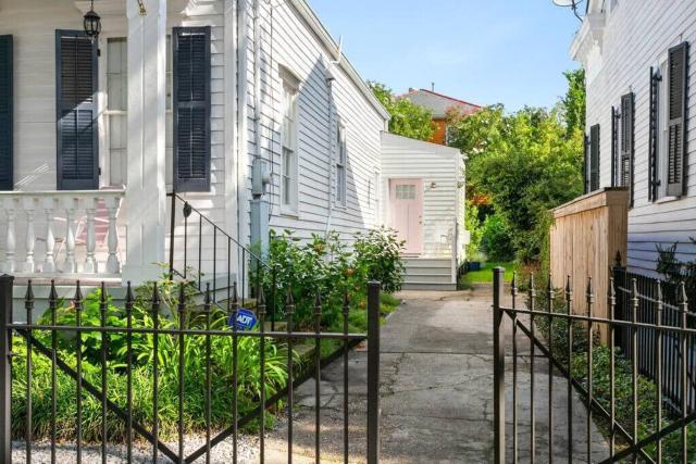 Garden District Studio Apartment - Gated Parking