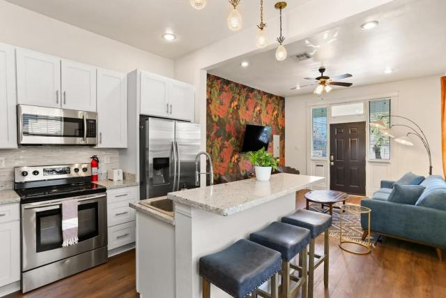 Garden District 3BD 2BA Parking Stylish & Unique