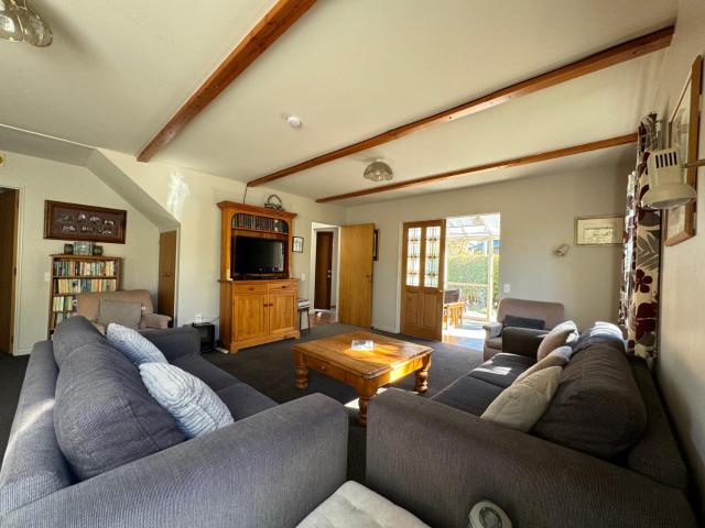 15 Caverhill Close