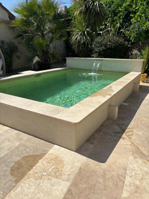 un petit coin de paradis avec piscine et parking