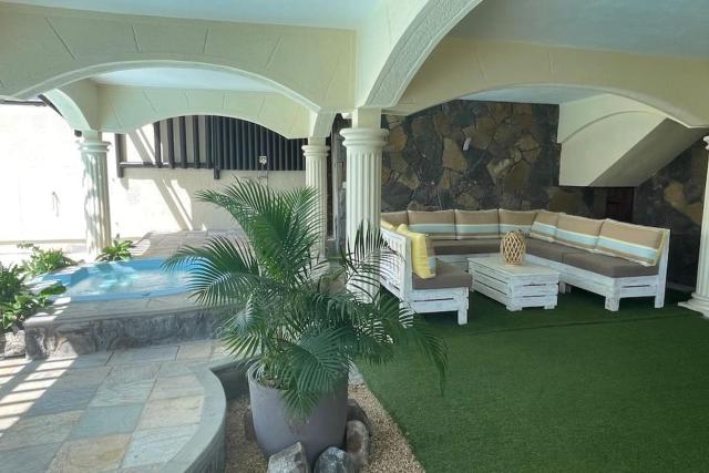 Villa Aglaia mit Pool, Garten und Palmen