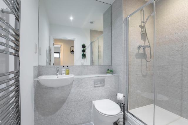 Elliot Oliver - Stylish 2 Bedroom Apartment With Parking In The Docks