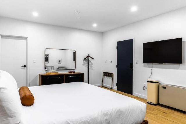 King Bed , DTWN, 50 in Roku TV , Fiber Internet, Room # 203