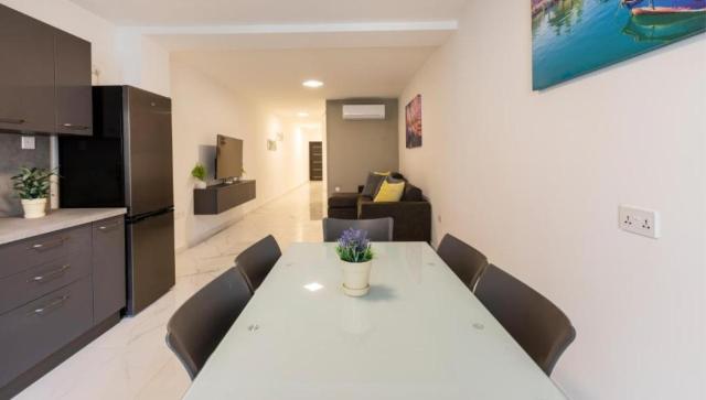 Spacious 3BD Family Apartment with Terrace - by HostMT