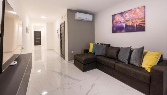 Spacious 3BD Family Apartment with Terrace - by HostMT