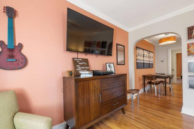 Retro 1BR for 4 with King Bed near Zoo and Liberty Bowl