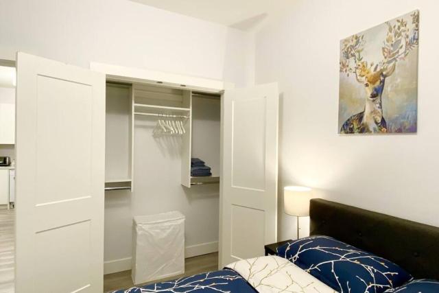 Burnaby Metrotown Two Bedroom Suite Walk to Metrotown Station, Metropolis & Crystal Mall
