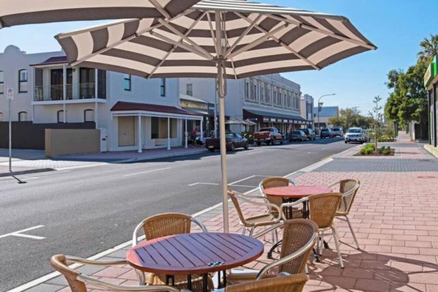 Lovely Beachside Largs Bay unit - free wine