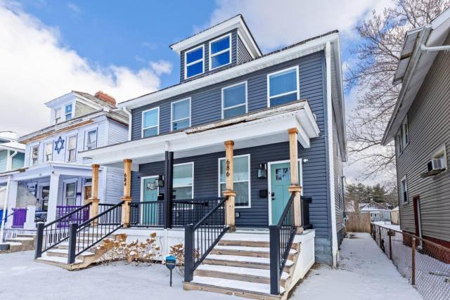 Massive home downtown with Hot Tub