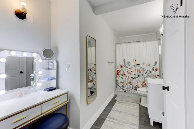 The Moose #11 - Luxe Modern loft with King Bed, Free Parking & Wi-Fi